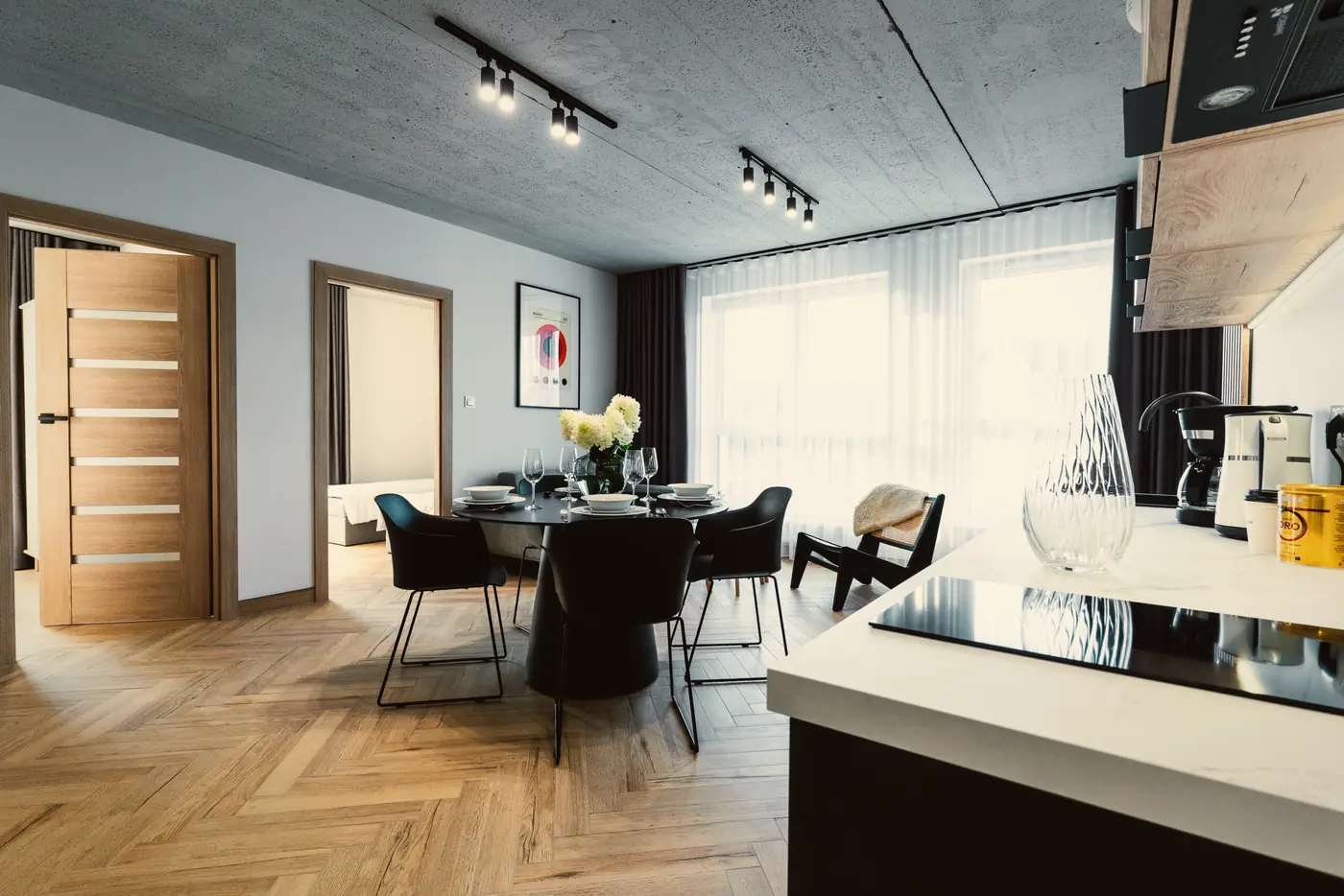 Salon z jadalnią i kuchnią w apartamencie z jedną sypialnią