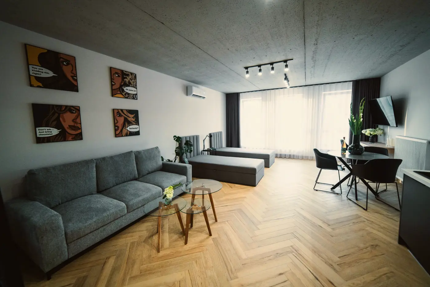 Przestronny salon z sofą w apartamencie z dwiema sypialniami