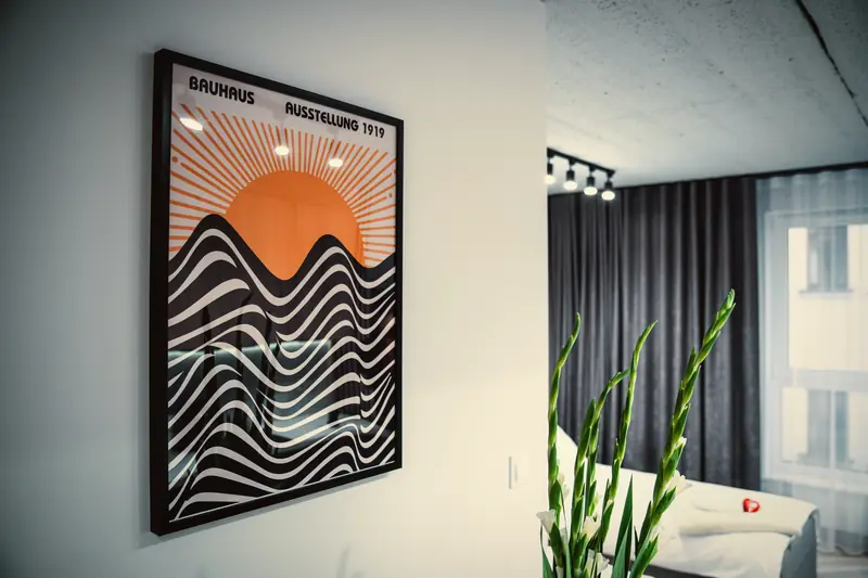 Plakat w stylu Bauhaus na ścianie apartamentu