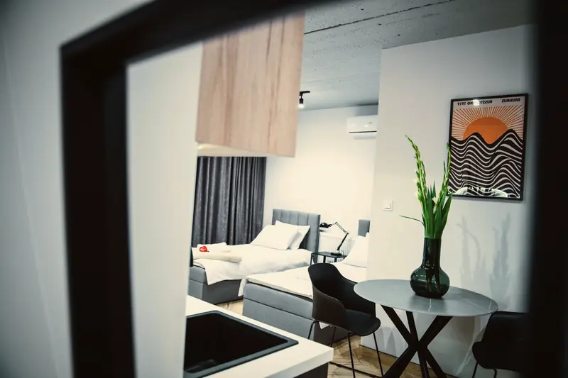Widok przez drzwi na część dzienną apartamentu